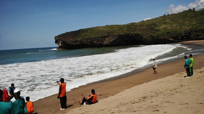 Para Wisatawan sedang menikmati pantai Ngiroboyo (Dok.Pacitanku)