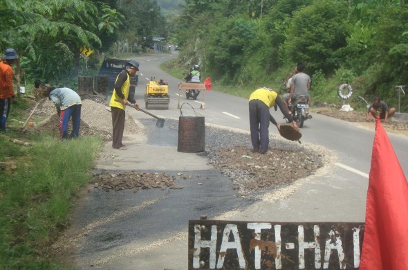 Perbaikan tanah amblas di slahung (Foto : Kamal/Siaga)