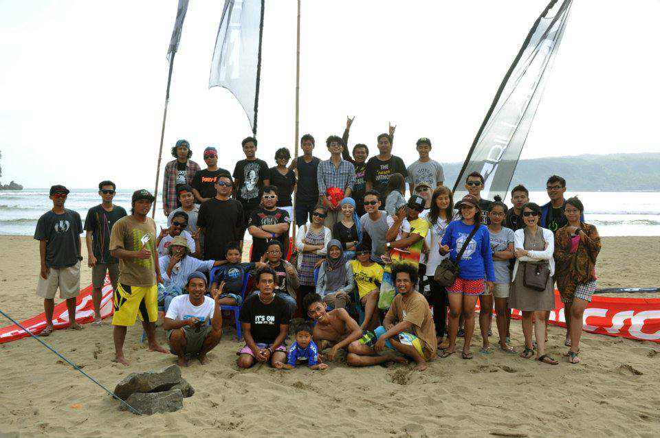 Pacitan Surfer Club (Foto : pemburuombak.com)