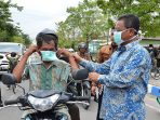 Bupati Indartato bagikan Masker ke Pengguna Jalan (Foto : Humas Pemkab Pacitan)