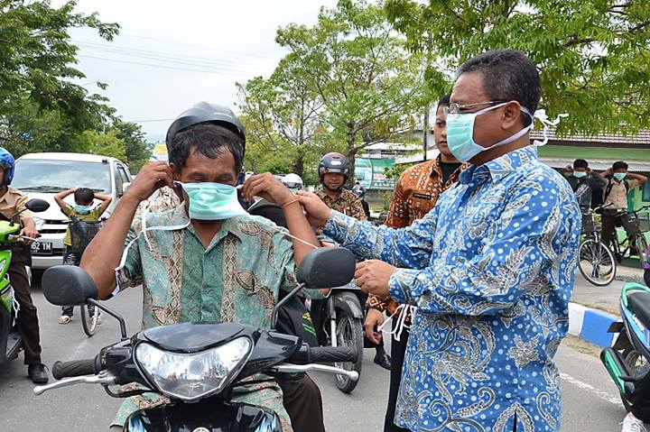 Bupati Indartato bagikan Masker ke Pengguna Jalan (Foto : Humas Pemkab Pacitan)