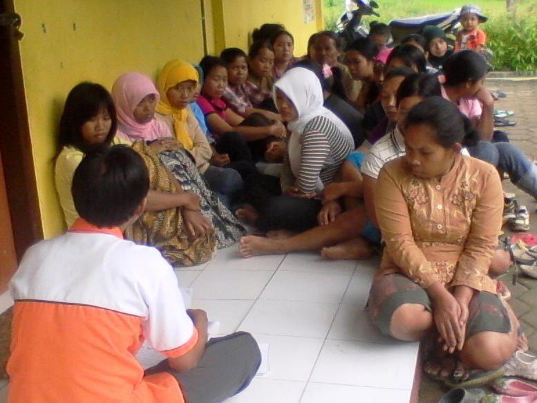Relawan Demokrasi mensosialisasikan Pemilu dihadapan ibu - ibu (foto : wawan)