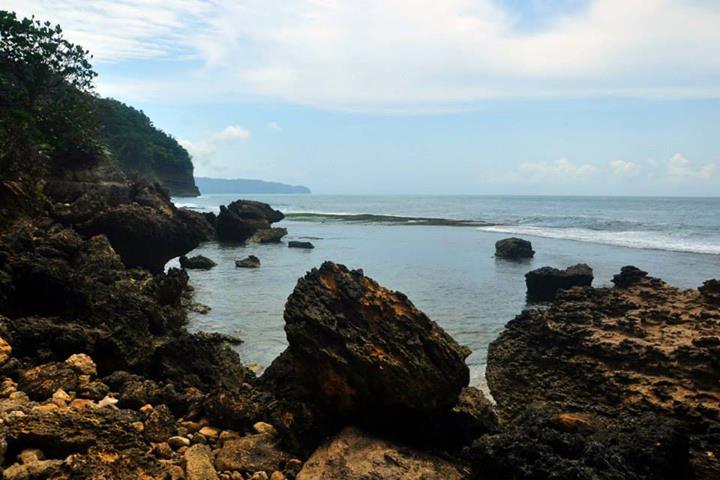 Pantai Babakan Tuguragung (Foto : Doc.Info pacitan)