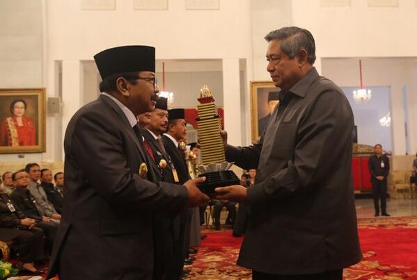 SBY menganugerahkan tanda kehormatan kepada Pemda terbaik. (Foto : Twitter @SBYudhoyono)