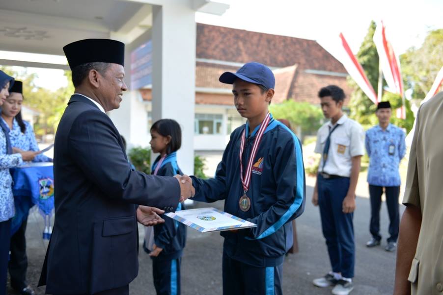 Bupati Pacitan Menyerahkan sejumlah Penghargaan untuk pelajar berprestasi di Pacitan. (Foto : Doc. Info Pacitan)