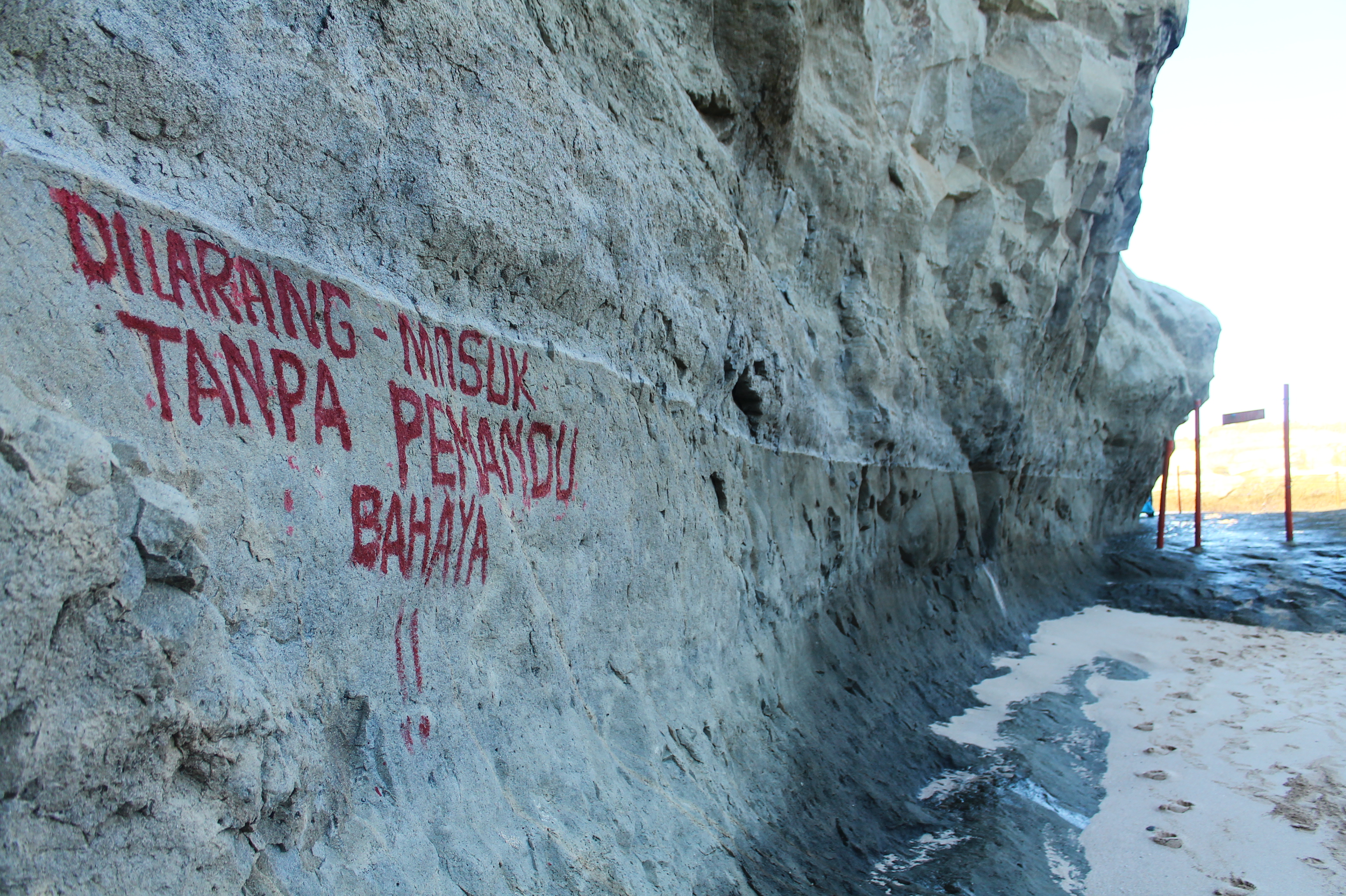 Kawasan Sphinx yang berbahaya di Pantai Klayar. (Foto : Dok.Pacitanku)