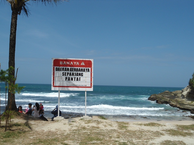 Area Dilarang berenang di Pantai Klayar. (FOto : DOk. Pacitanku)