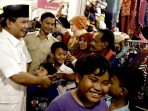 Prabowo mengunjungi pedagang pasar. (Foto : FB Prabowo Subianto)