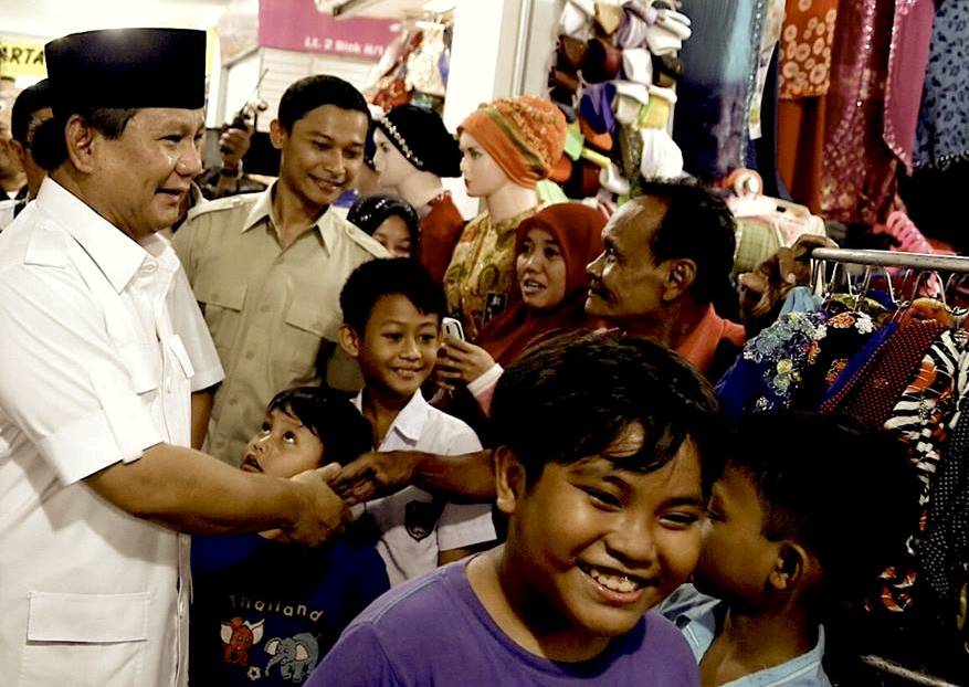 Prabowo mengunjungi pedagang pasar. (Foto : FB Prabowo Subianto)