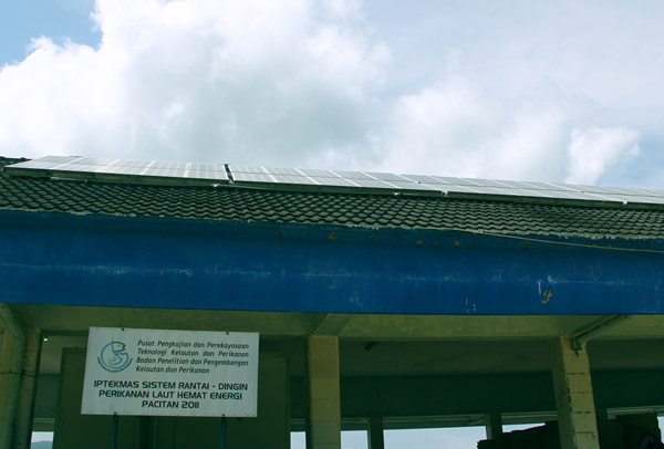 Solar Panel berjejer di atas atap di pelabuhan perikanan Temperan Pacitan. (Foto: Tommy Apriando/Mongabay Indonesia)