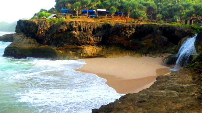 Pantai Banyutibo pacitan. (Foto : Dok.Pacitanku)