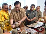 Menkokesra Agung Laksono didampingi Bupati Indartato saat mengunjungi Pameran di AKN Pacitan. (Foto : Doc. Info Pacitan)