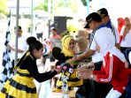 Bupati Indartato bersama istri mendapatkan hadiah topi dari peserta lomba. (Foto : Doc. Info Pacitan)