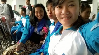 Gaya selfie para penari Pacitan Bumi Kaloka. (Foto : Criza Ari Suseno)