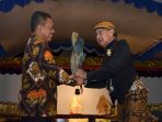 BUpati Indartato menyerahkan Wayang ke Ki Manteb Sudarsono. (Foto : Doc Info Pacitan)