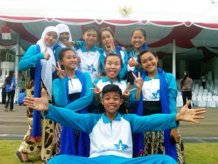 Gaya selfie para penari Pacitan Bumi Kaloka. (Foto : Criza Ari Suseno)