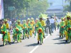 Bupati Pacitan mengibarkan bendera start tanda dimulainya lomba sepeda hias. (Foto : DOc. Info Pacitan)