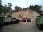 Truk - truk menumpuk di areal pertambangan di pacitan. (Foto : Sugiharto/FB)