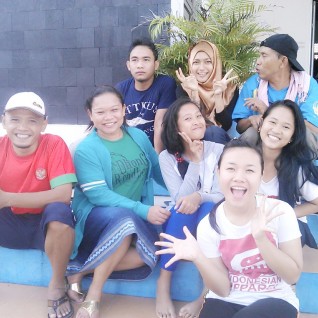 Gaya selfie para penari Pacitan Bumi Kaloka. (Foto : Criza Ari Suseno)