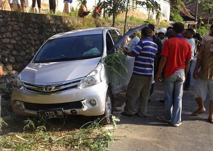 Kecelakaan mobil di Borang, Arjosari. (Foto : Imam Yudhistira)