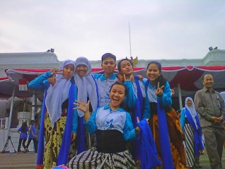 Gaya selfie para penari Pacitan Bumi Kaloka. (Foto : Criza Ari Suseno)