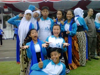 Gaya selfie para penari Pacitan Bumi Kaloka. (Foto : Criza Ari Suseno)