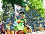 Atraksi Dadak merak yang dibawa peserta lomba sepeda hias. (Foto : Doc. Info Pacitan)