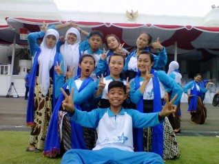 Gaya selfie para penari Pacitan Bumi Kaloka. (Foto : Criza Ari Suseno)