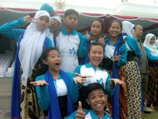 Gaya selfie para penari Pacitan Bumi Kaloka. (Foto : Criza Ari Suseno)