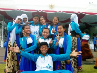 Gaya selfie para penari Pacitan Bumi Kaloka. (Foto : Criza Ari Suseno)