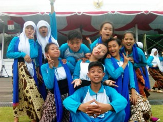 Gaya selfie para penari Pacitan Bumi Kaloka. (Foto : Criza Ari Suseno)