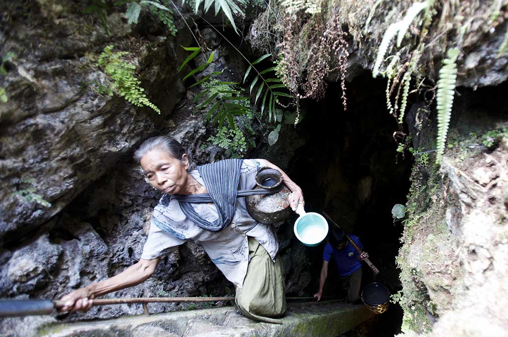 Warga sedang mencari air bersih di goa vertikal (luweng) di Pacitan. (Foto : ANtara)