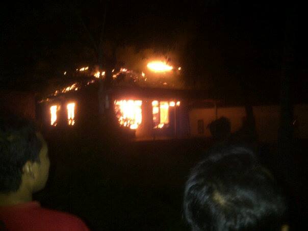 Kebakaran dirumah Paeran, warga Dembo, Mlati, Arjosari. (Foto : Dhedhek V-ixioners)