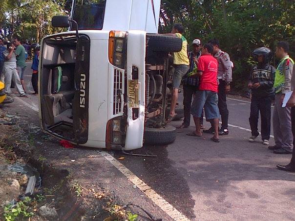 Kecelakaan di tanjakan Sedeng Pacitan. (Foto : Eko Jatmiko/FB)