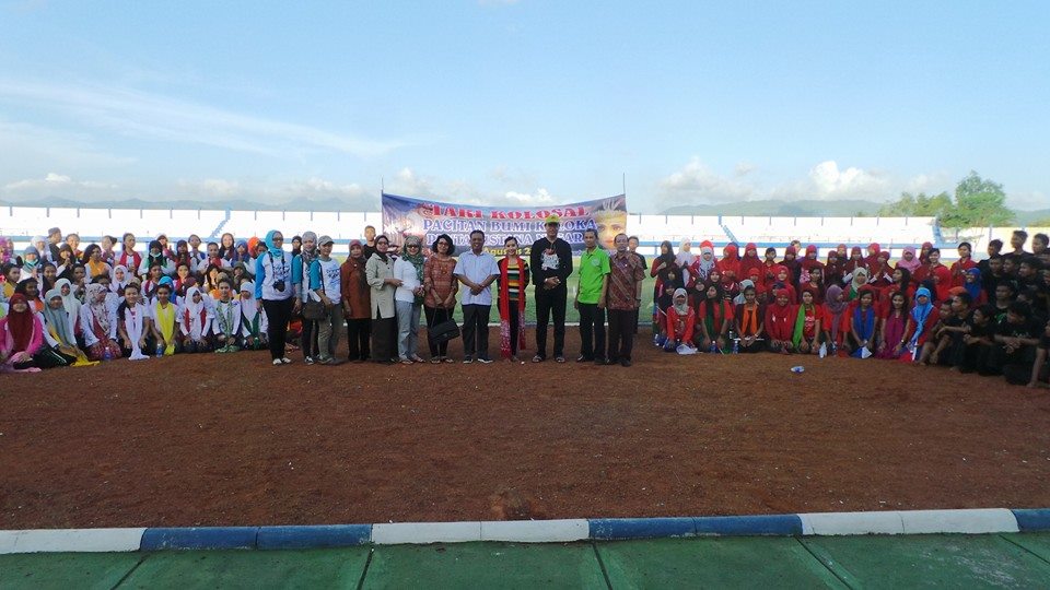 Tim dan penari Pacitan Bumi Kaloka berfoto bersama di STadion pacitan. (Foto : Pur Woko Ayah Nayaka) Tim dan penari Pacitan Bumi Kaloka berfoto bersama di STadion pacitan. (Foto : Pur Woko Ayah Nayaka)