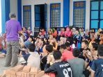 Pelatih Tari Agustinus memberikan briefing kepada para penari Pacitan Bumi Kaloka(Foto : Criza Ari Suseno)