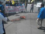 Aksi PMII Pacitansaat pelantikan DPRD baru. (Foto : Septyan Dwi Cahyo)