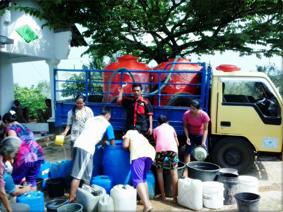 Pembagian air bersih oleh relawan wisata Pacitan. (Foto : Sudarsono)