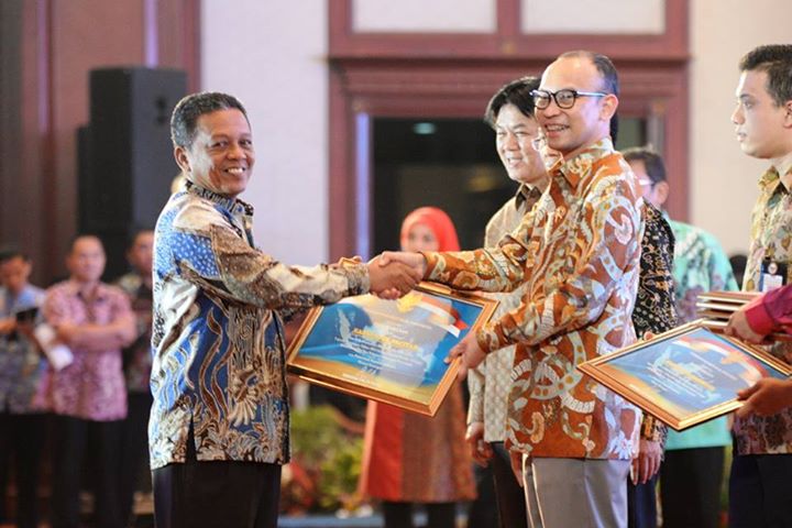 Penghargaan nasional di bidang keuangan diterima Bupati Indartato. (Foto : Arif/Doc Info Pacitan)