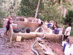 Pendistribusian air bersih ke warga dari PMI Pacitan. (Foto : Eko Wiranto)