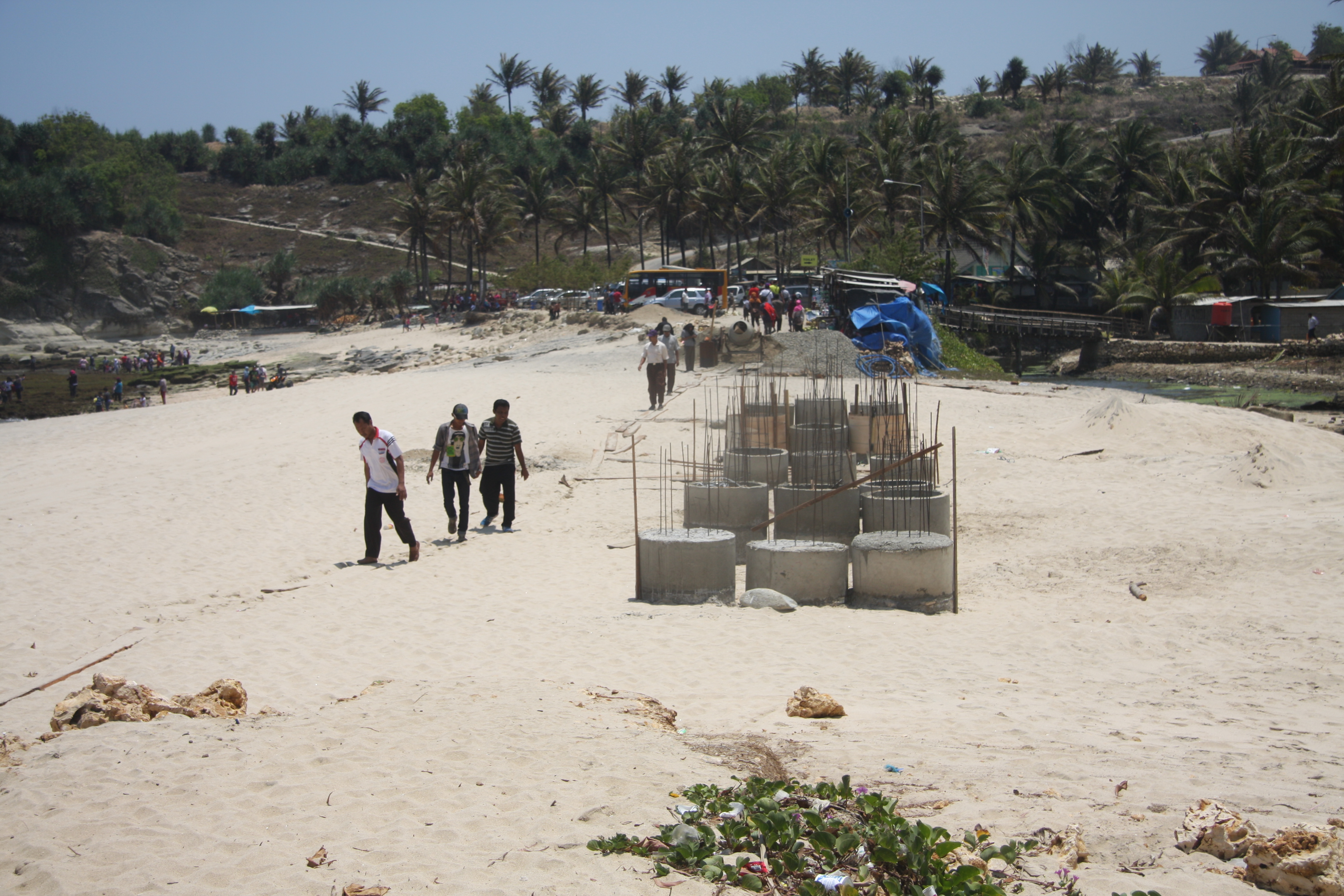 Pantai Klayar dibangun jembatan untuk memudahkan wisatawan menikmati Pantai. (Foto : Dok.Pacitanku)