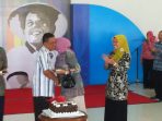 Indartato Mendapatkan Hadiah Ulang Tahun dari Sang Istri. (Foto : Widji Sumarji)