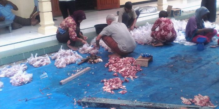 Pembagian daging kurban di Sambong, Arjosari. (Foto : Shultan)