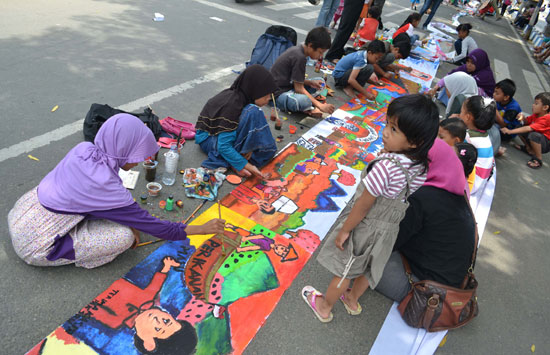 Anak - anak menggambar wajah Pak SBY di Pacitan. (Foto : Jawapos)