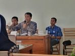 Kepala Disbudparpora, Bappeda Pacitan dan DPRD Pacitan saat berbincang pengelolaan wisata, belum lama ini. (Foto : Dok.Pacitanku)