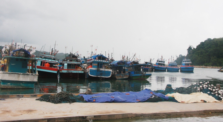Kapal nelayan dan jala penangkap ikan mangkrak di Pantai Tamperan. (Foto : Dok.Pacitanku)