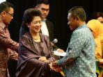 Bupati Pacitan, Indartato menerima penghargaan nasional kesehatan dari Menteri Kesehatan. (Foto : Doc Info Pacitan)