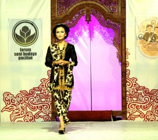 Para peserta Kethuk Kenang mengenakan adat Jawa. (Foto : Kethuk Kenang Pacitan/FP)