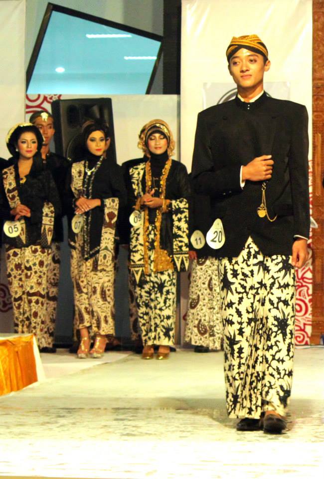 Para peserta Kethuk Kenang mengenakan adat Jawa. (Foto : Kethuk Kenang Pacitan/FP) Para peserta Kethuk Kenang mengenakan adat Jawa. (Foto : Kethuk Kenang Pacitan/FP)