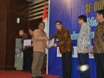 Bupati Indartato menerima penghargaan kabupaten peduli HAM dari Menkumham. (Foto : Arif Sasono)